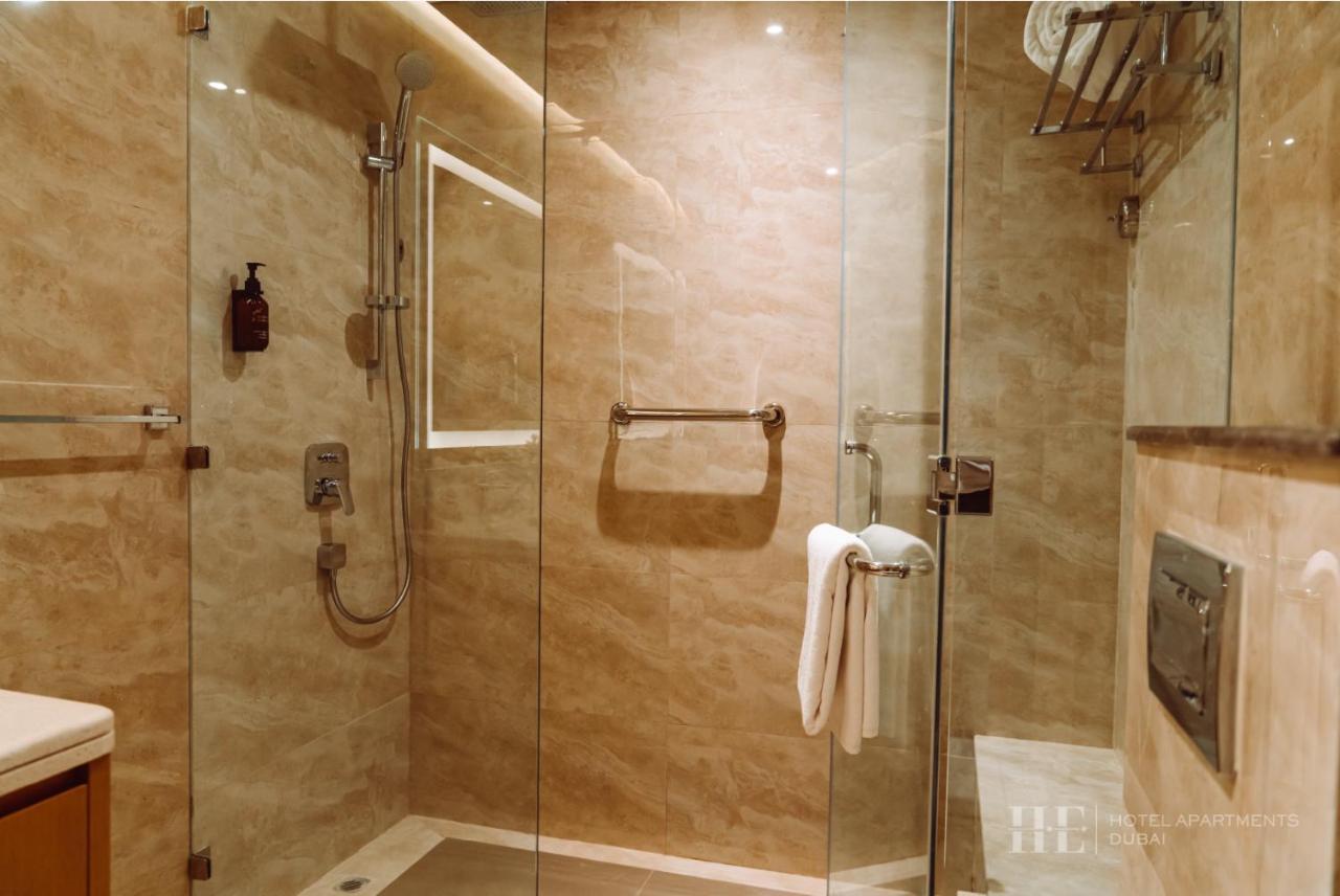 HE Hotel Apartments Dubai Zimmer foto A shower cubicle