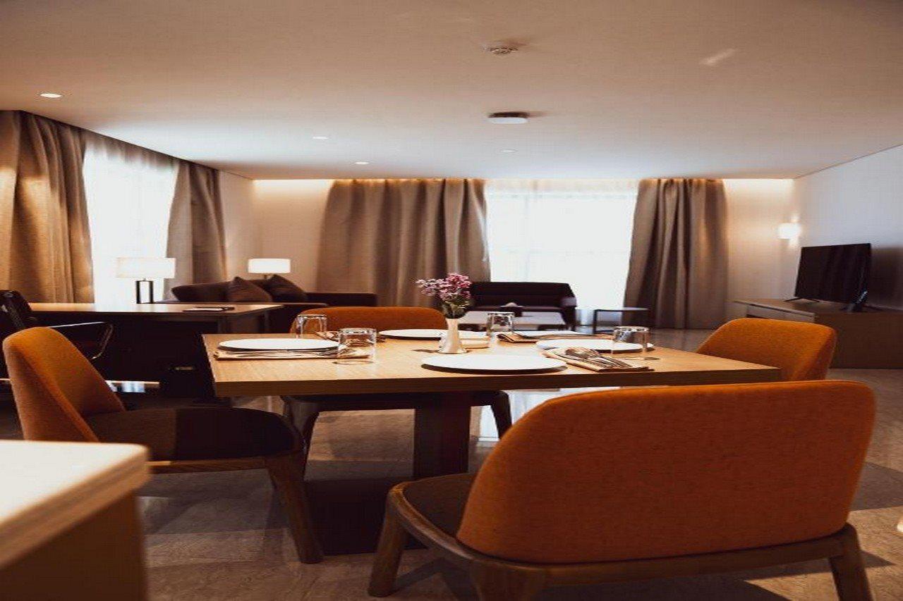 HE Hotel Apartments Dubai Exterior foto The interior of a suite at the hotel